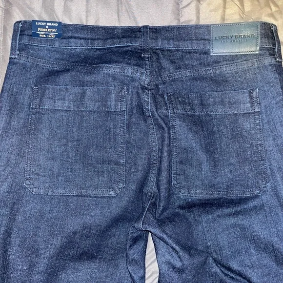 A flattering bootcut silhouette and perfect mid rise
Lucky Brand 
Dark Blue Wash - Picture 2 of 3